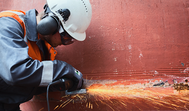 Wärtsilä service employee is welding