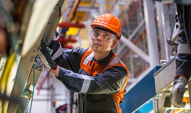 Wärtsilä service employee at work