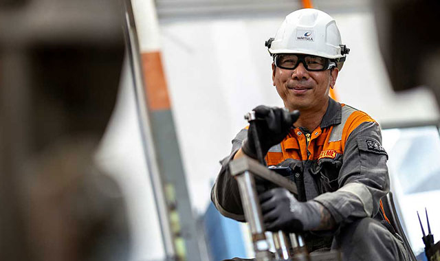 Wärtsilä service employee