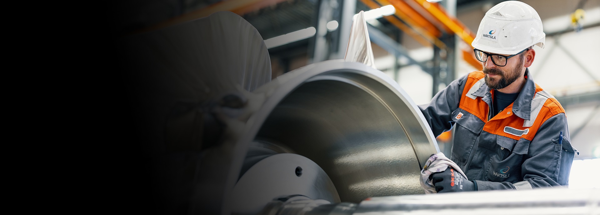 Wärtsilä service employee at Schiedam workshop