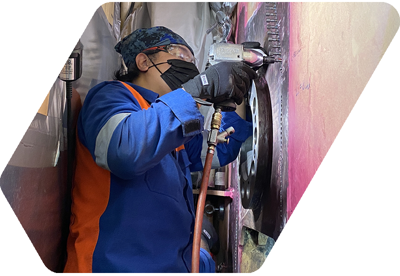 service employee during Metal stitching services