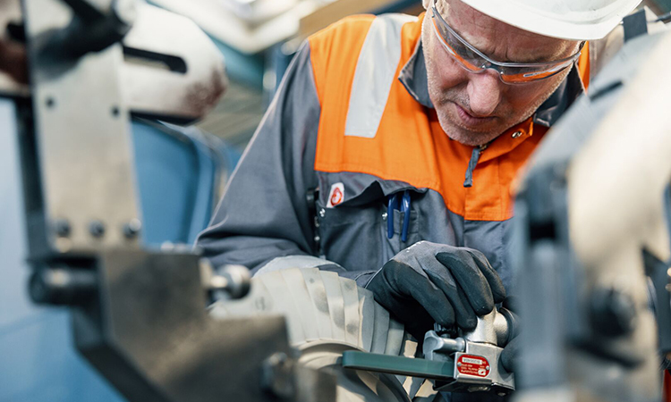 Wärtsilä employee in the workshop