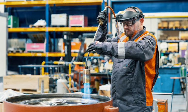 Wärtsilä employee in the workshop