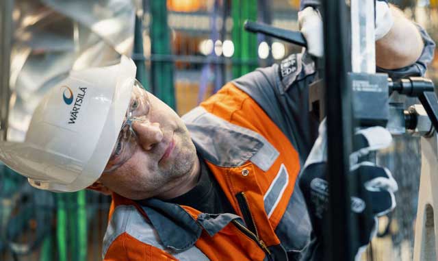 Wärtsilä service employee at work