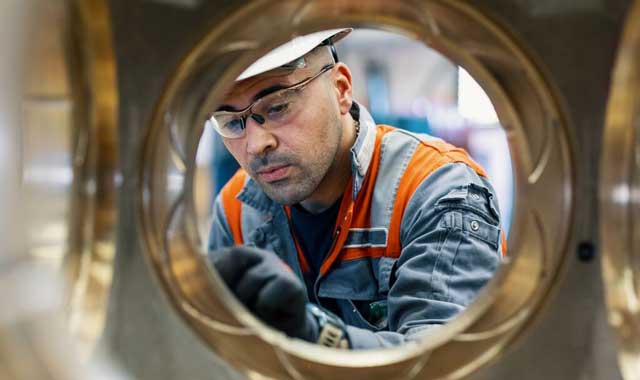 Wärtsilä Service employee