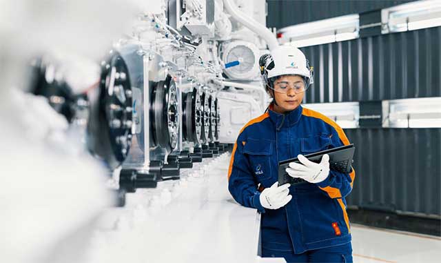 Wärtsilä Service employee