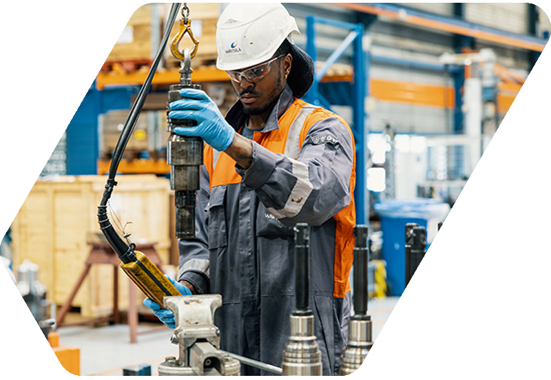 Wärtsilä service employee at work