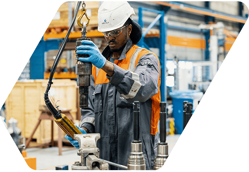 Wärtsilä service employee at work