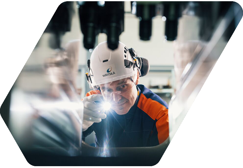 Wärtsilä factory worker in front of an engine