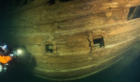 Diver and Fluit wreck