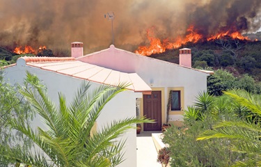 Houses threatened by wildfire in portugal