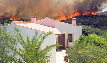Houses threatened by wildfire in portugal