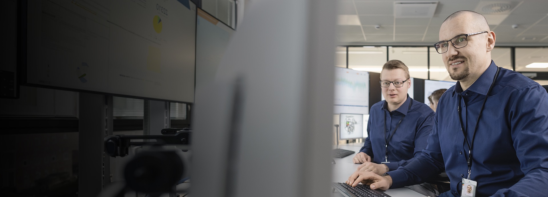 Wärtsilä employees sitting in front of a screen